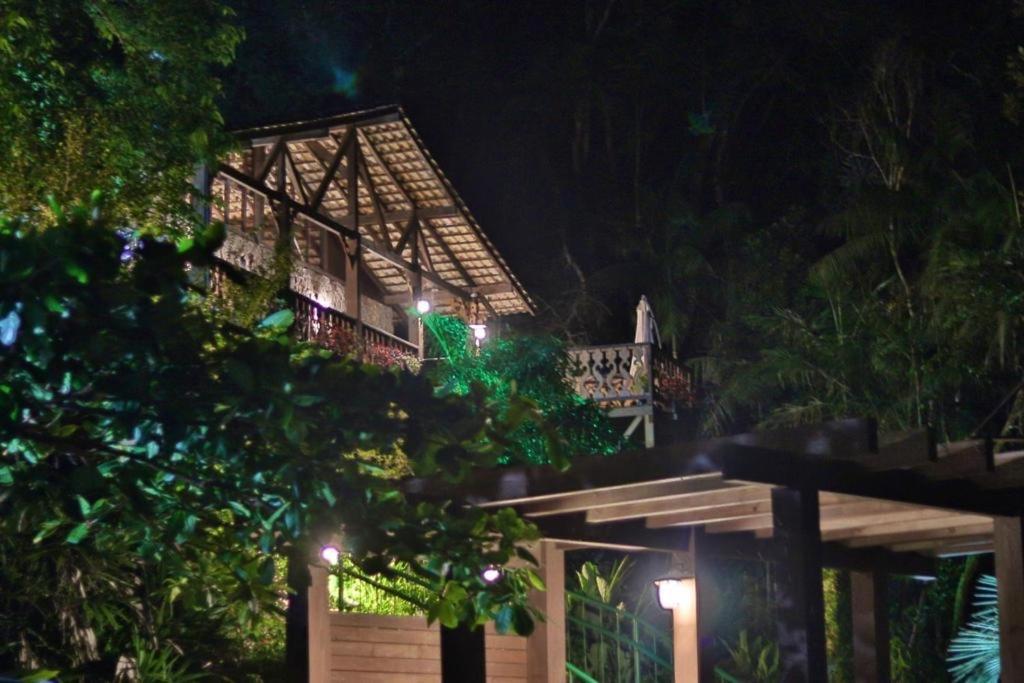 ein Gebäude in der Nacht mit einer Brücke im Hintergrund in der Unterkunft Pousada Alpenhof in São Pedro de Alcântara