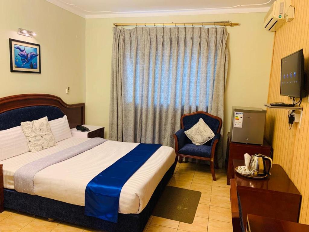 Кровать или кровати в номере Emerald Hotel Kampala