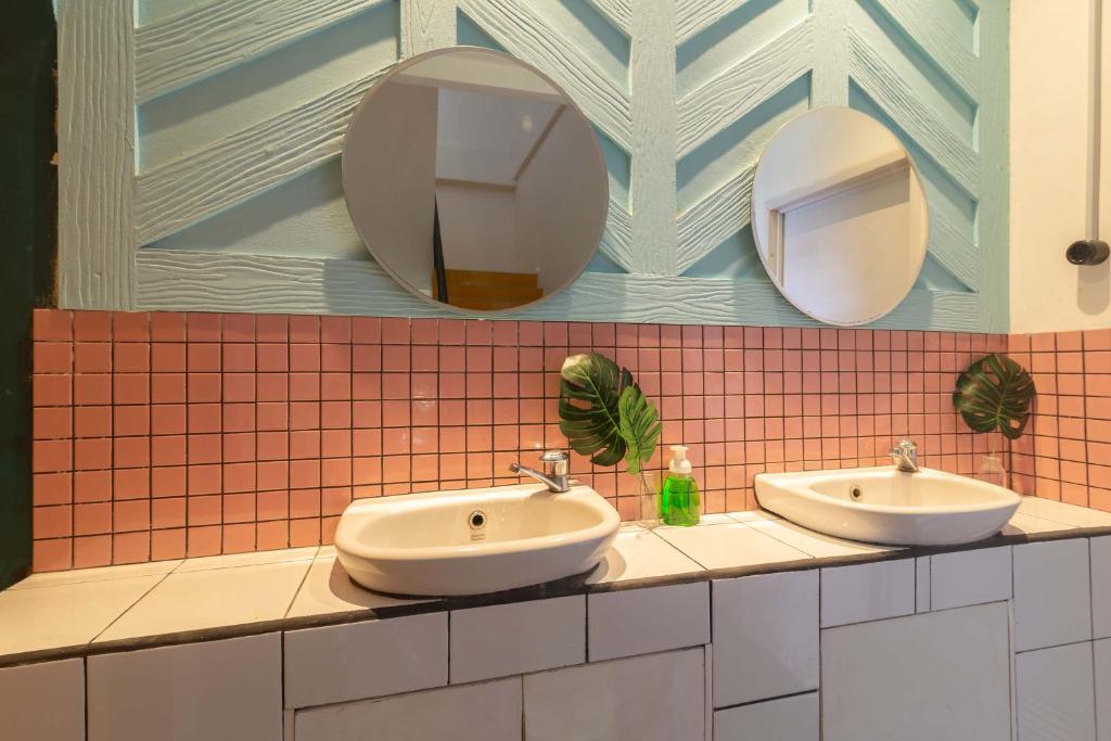 حمام في Wonderloft Hostel Kota Tua