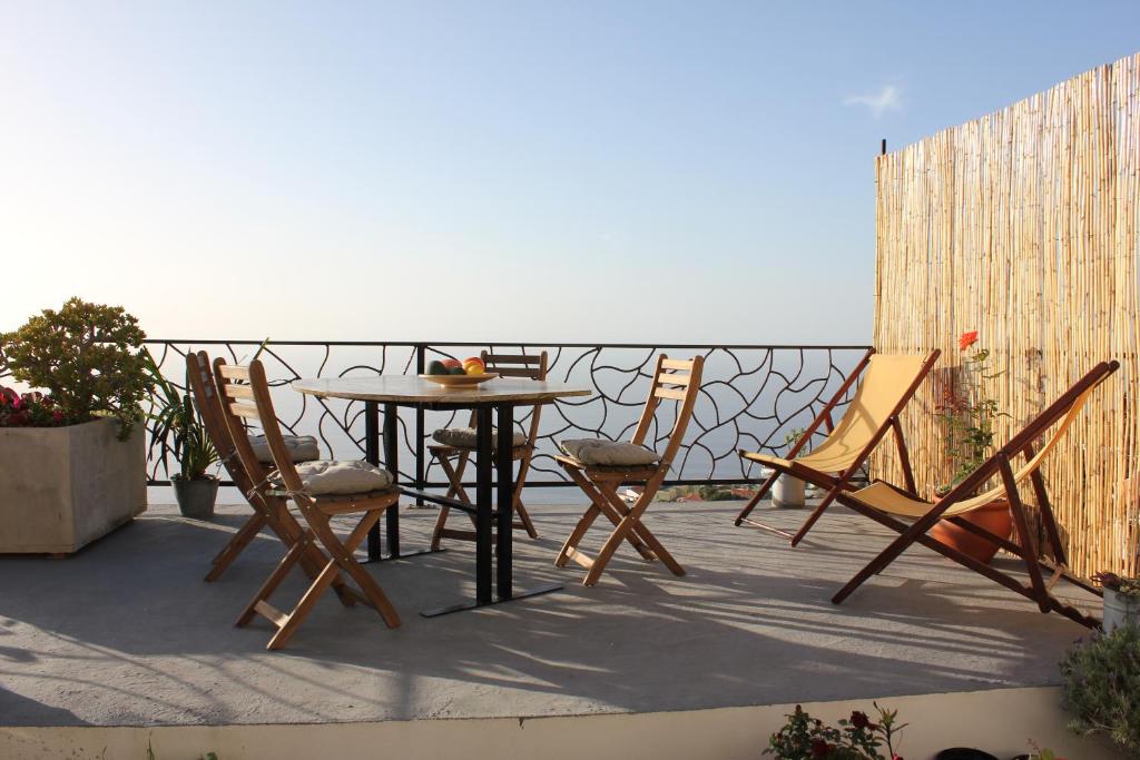 patio con mesa y sillas en el balcón en El Quinto Pino - El Estudio, en Las Indias