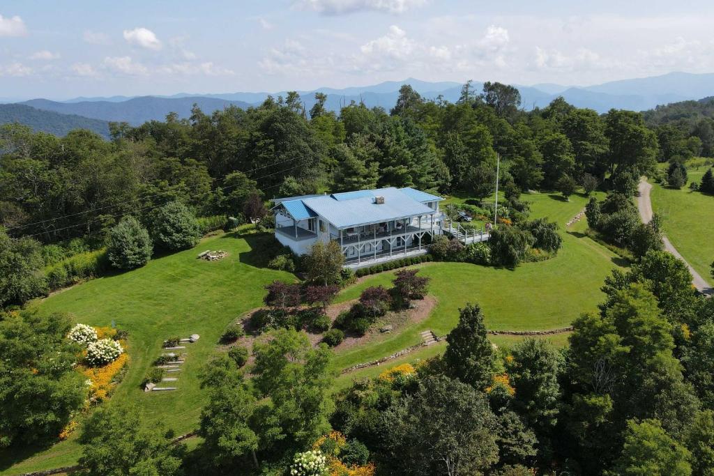 una vista aérea de una gran casa en un campo verde en North Carolina Vacation Rental with Fire Pit and Grill, en Canton