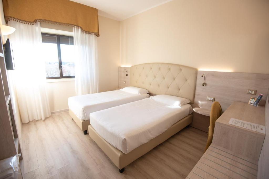 Łóżko lub łóżka w pokoju w obiekcie Hotel Castello Artemide Congressi