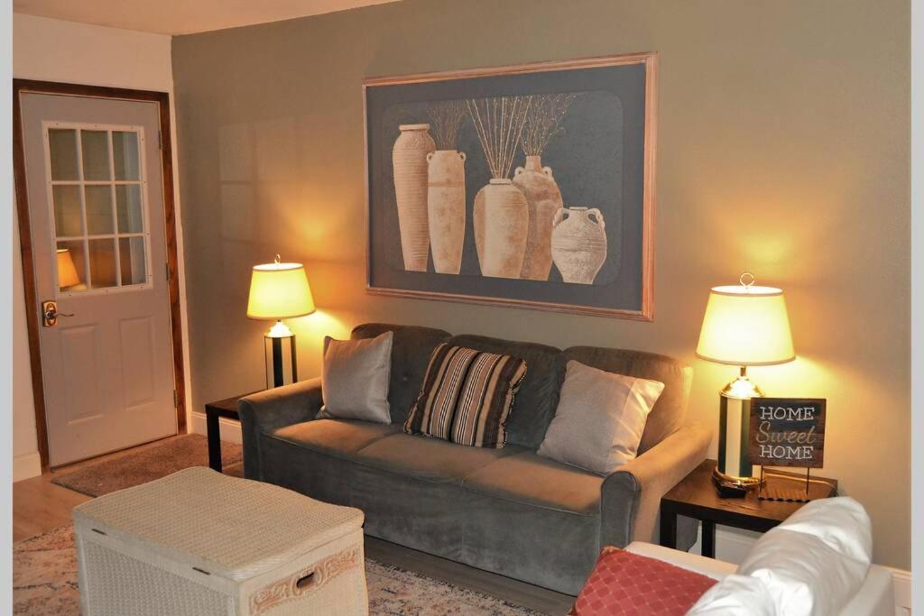 una sala de estar con sofá y una foto de jarrones en Arhaus 2, en Grand Forks