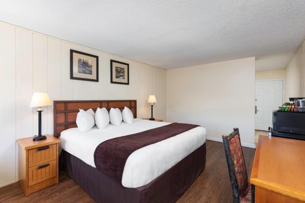 River Terrace Resort & Convention Center - Signature King Guestroom