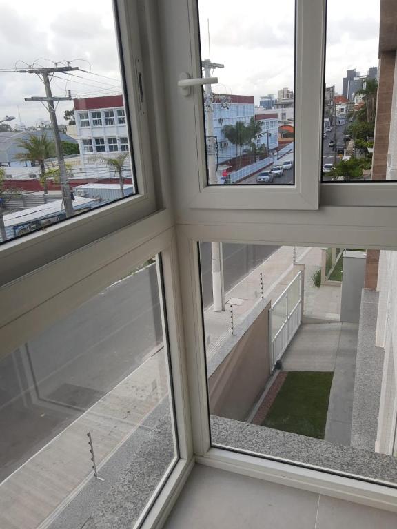  Apto. 3 dorm. entre Praia da Cal e Lagoa Violão