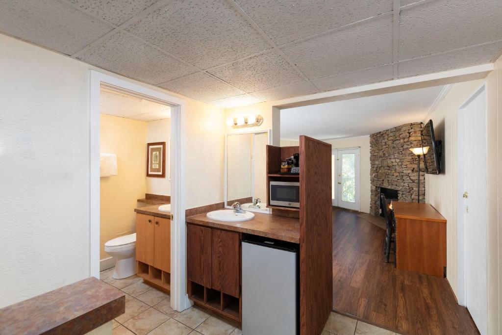 River Terrace Resort & Convention Center - River View Signature King Guestroom