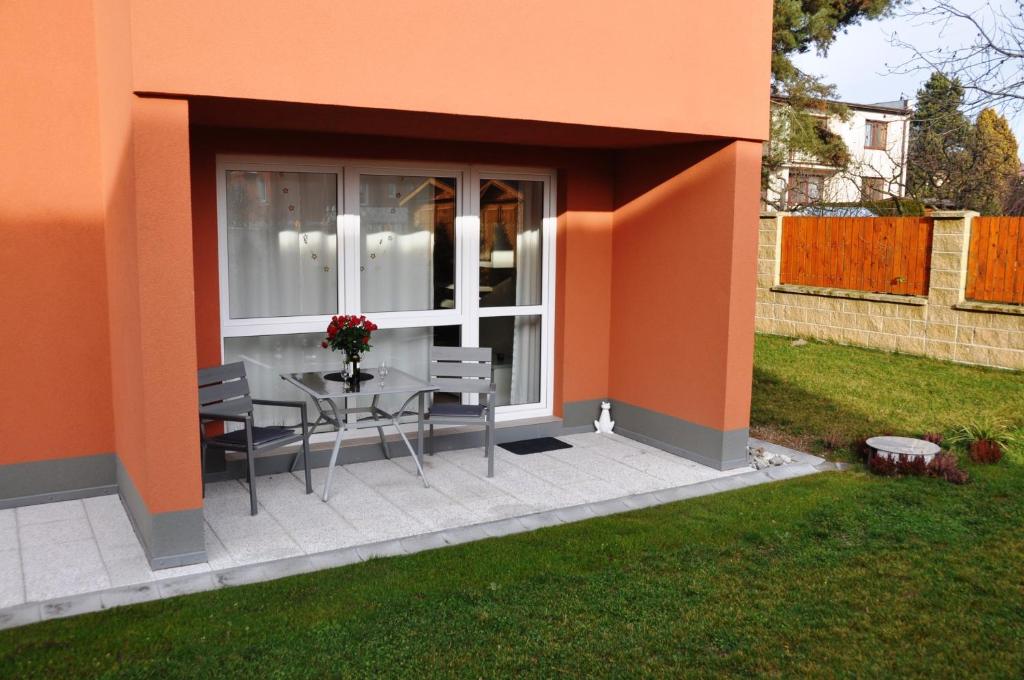 Casa con patio con mesa y sillas en Ubytování Třeboň - apartmány Rožmberk, Svět a Baštýř, en Třeboň