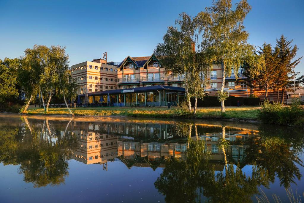 Výhled na řeku, která protéká v blízkosti hotelu