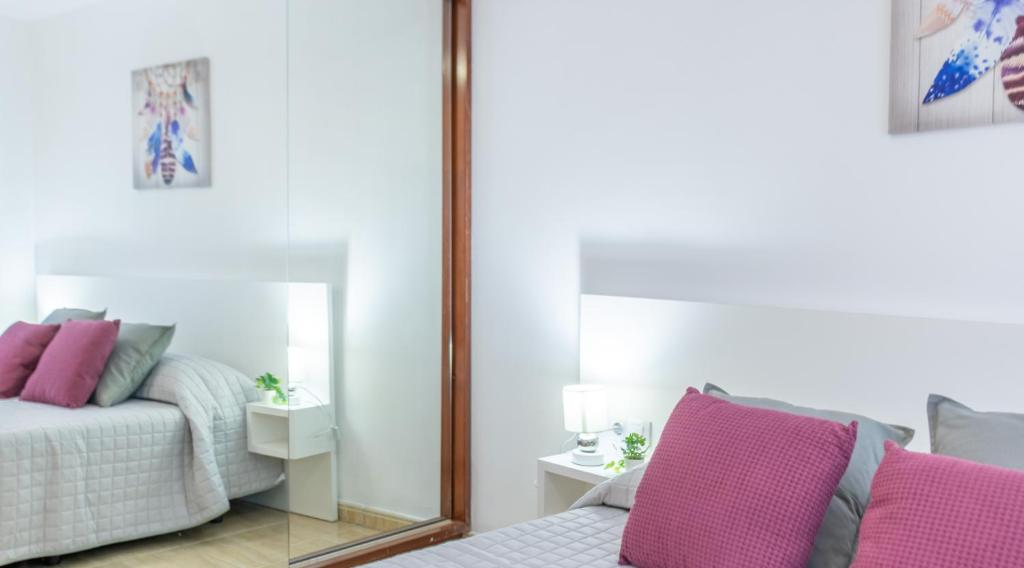 Posteľ alebo postele v izbe v ubytovaní Apart-rent Apartament Av Rhode 1º 2009