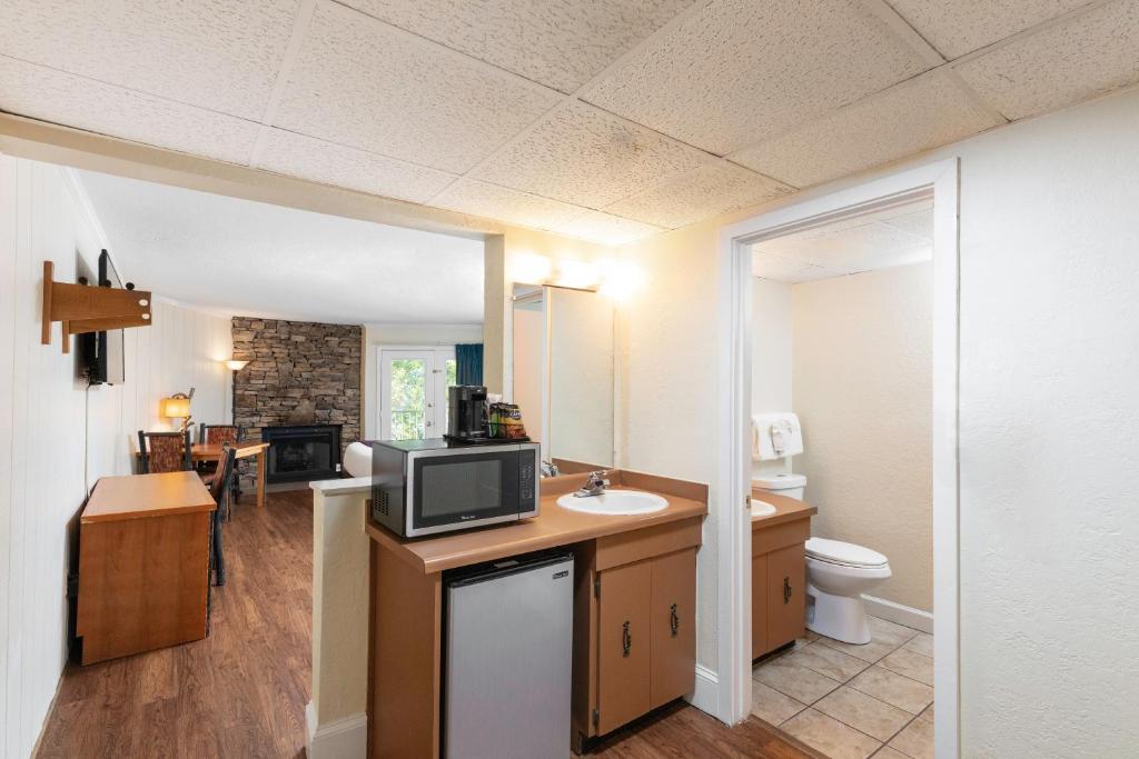 River Terrace Resort & Convention Center - River View Signature Queen Guestroom
