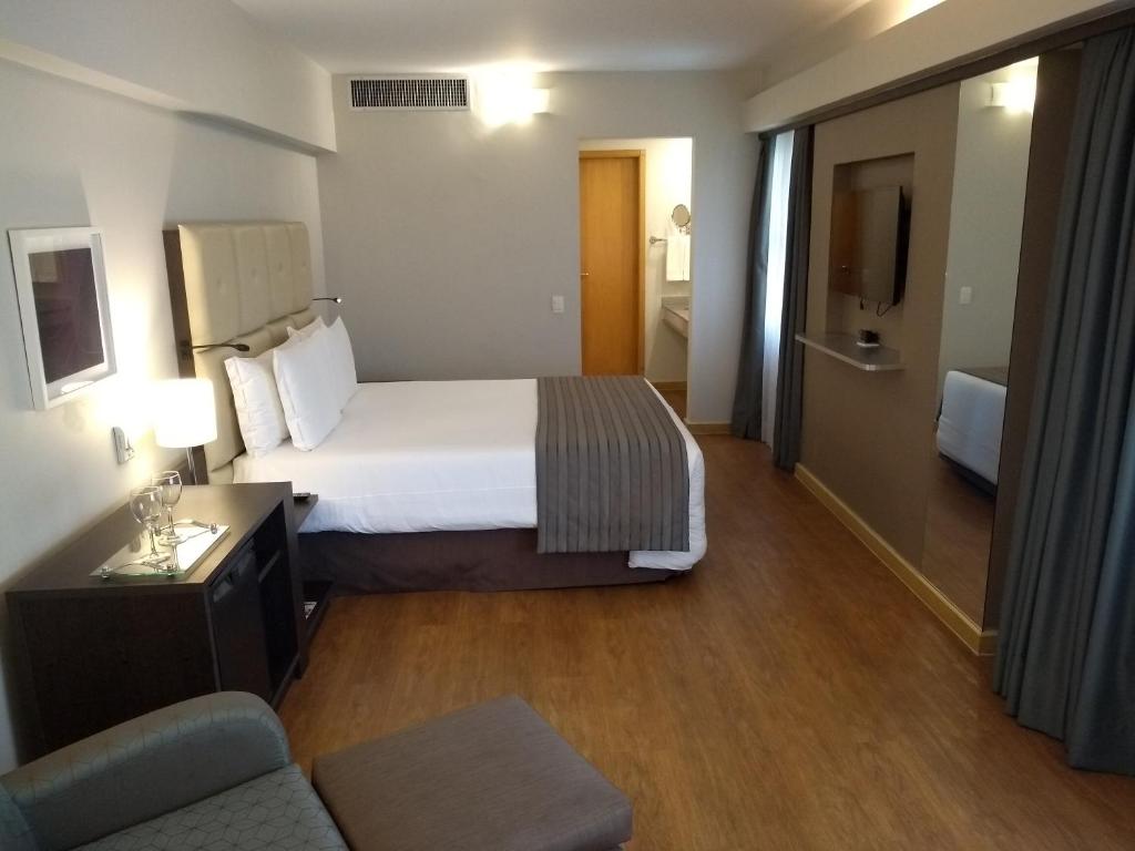 
A bed or beds in a room at Sol Alphaville Hotel & Residence
