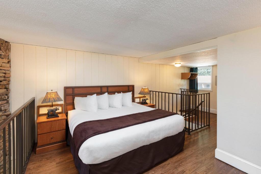 River Terrace Resort & Convention Center - River View Signature King Loft