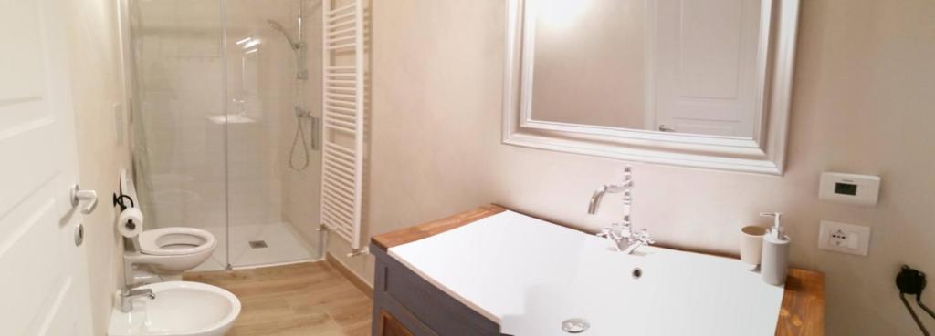 A bathroom at Bilocale Papavero, Magnolia o Girasole