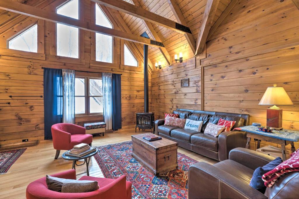 una sala de estar con sofá y sillas en una cabaña en Cozy Owl Lodge Cabin - Relax or Get Adventurous!, en McGaheysville