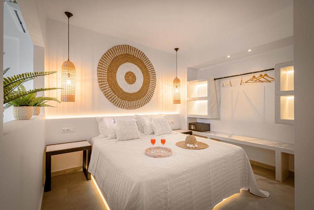 Uma cama ou camas num quarto em Thealos Santorini