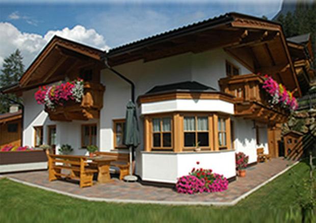 ノイシュティフト・イム・シュトゥーバイタールにあるHaus Schöpfの台・ベンチ付きの家の模型