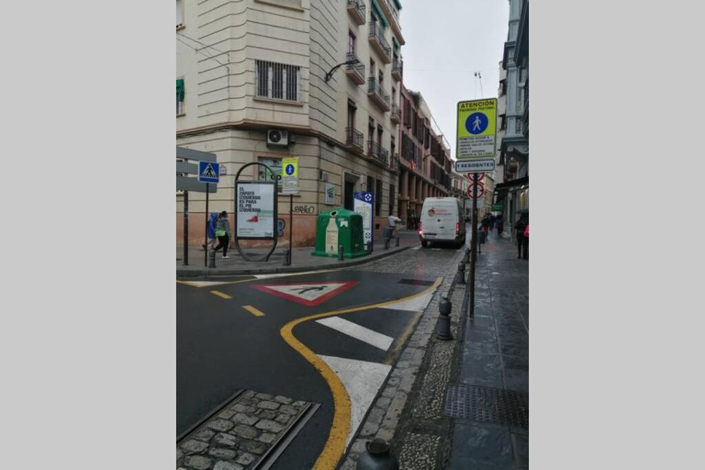 une rue de la ville avec une route courbe jaune dans l'établissement Piso en el centro de Granada con garaje incluido gratis, à Grenade