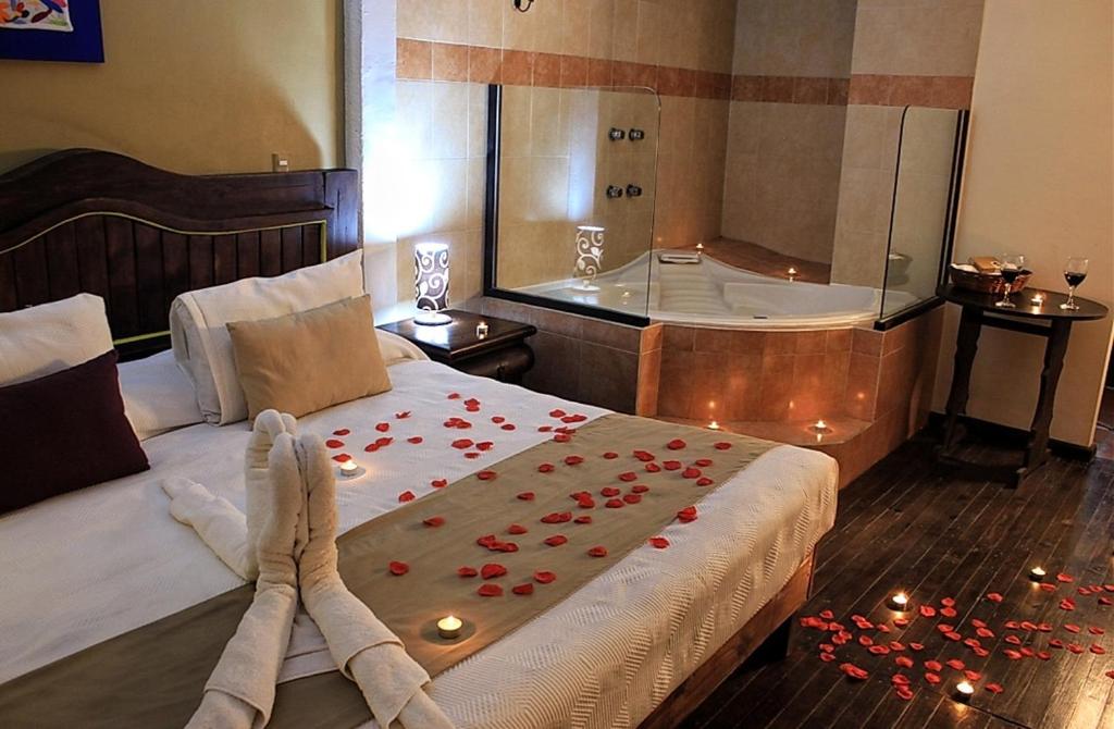 Postel nebo postele na pokoji v ubytování Spa Holistico Real Hotel