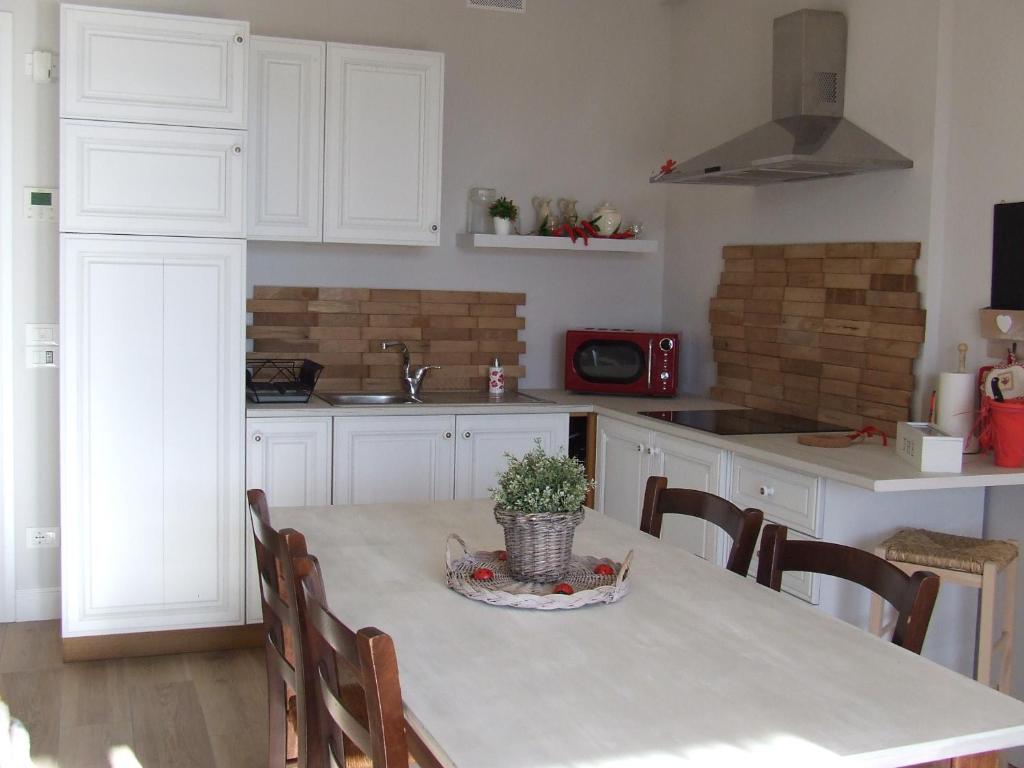 A kitchen or kitchenette at Bilocale Papavero, Magnolia o Girasole