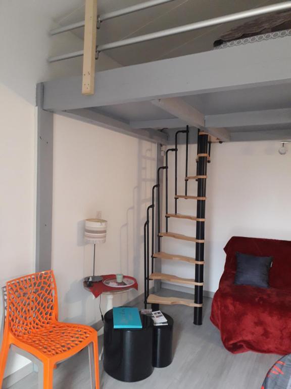 Un lugar para sentarse en DORMIR A MONTAUBAN Logements Carreyrat Calme et Verdoyant
