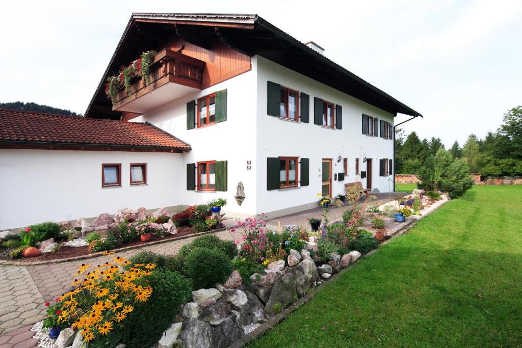 a house with a garden in front of it at Haus Luna in Schwangau