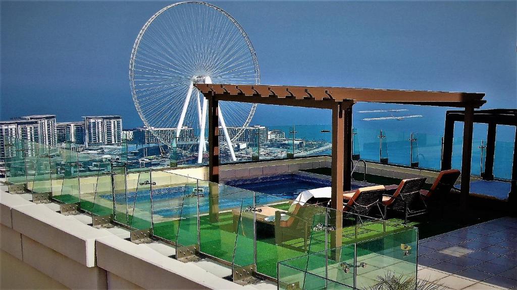 una plataforma de observación con una noria en el fondo en Dubai Jbr Amazing Penthouse With Stunning View, en Dubái