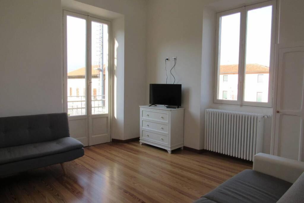 un soggiorno con divano e TV su un comò di Luminoso appartamento in Villa a Stresa a Stresa