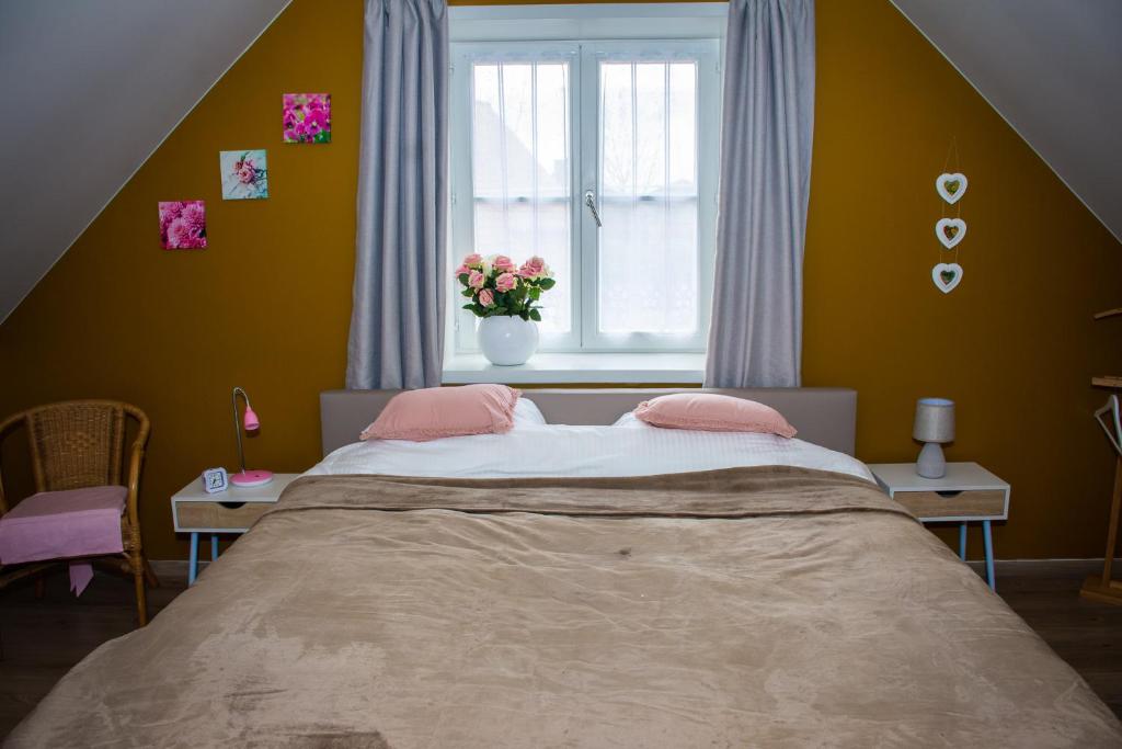 Postel nebo postele na pokoji v ubytování Huis van de Koekuit