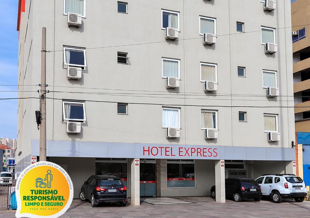 un grande edificio con un cartello espresso hotel di fronte ad esso di Hotel Express Terminal Tur - Rodoviária Porto Alegre a Porto Alegre