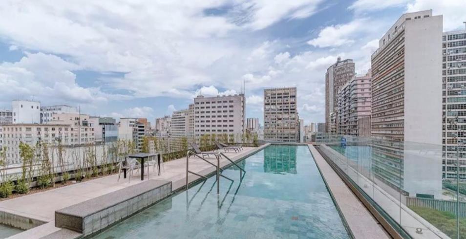uma piscina no telhado de um edifício em Loft com Piscina, Academia, 100 metros do Metro em São Paulo
