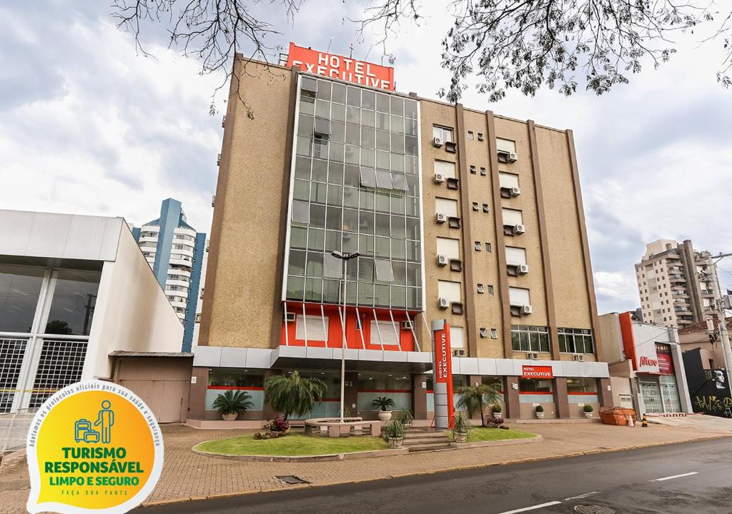 a building with a sign on top of it at Hotel Suárez Executive Novo Hamburgo in Novo Hamburgo