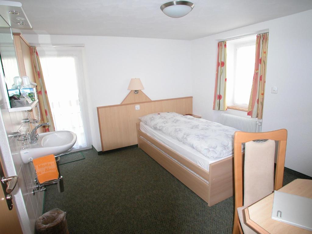 Postel nebo postele na pokoji v ubytování Hotel Monte-Moro
