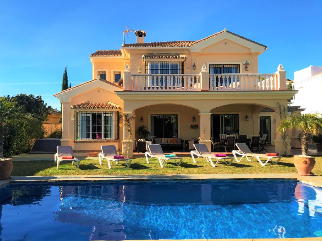 ein Haus mit Pool davor in der Unterkunft Villa Majestic in Estepona