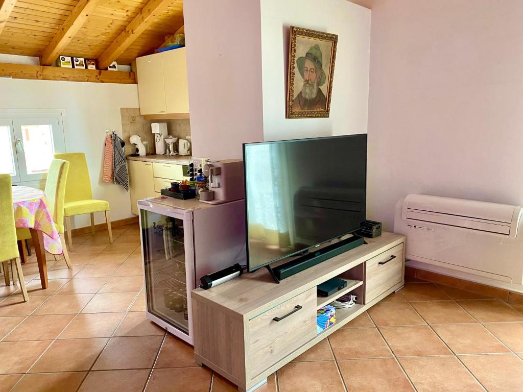 TV a/nebo společenská místnost v ubytování Comano Lugano Ticino - B&B Walterina