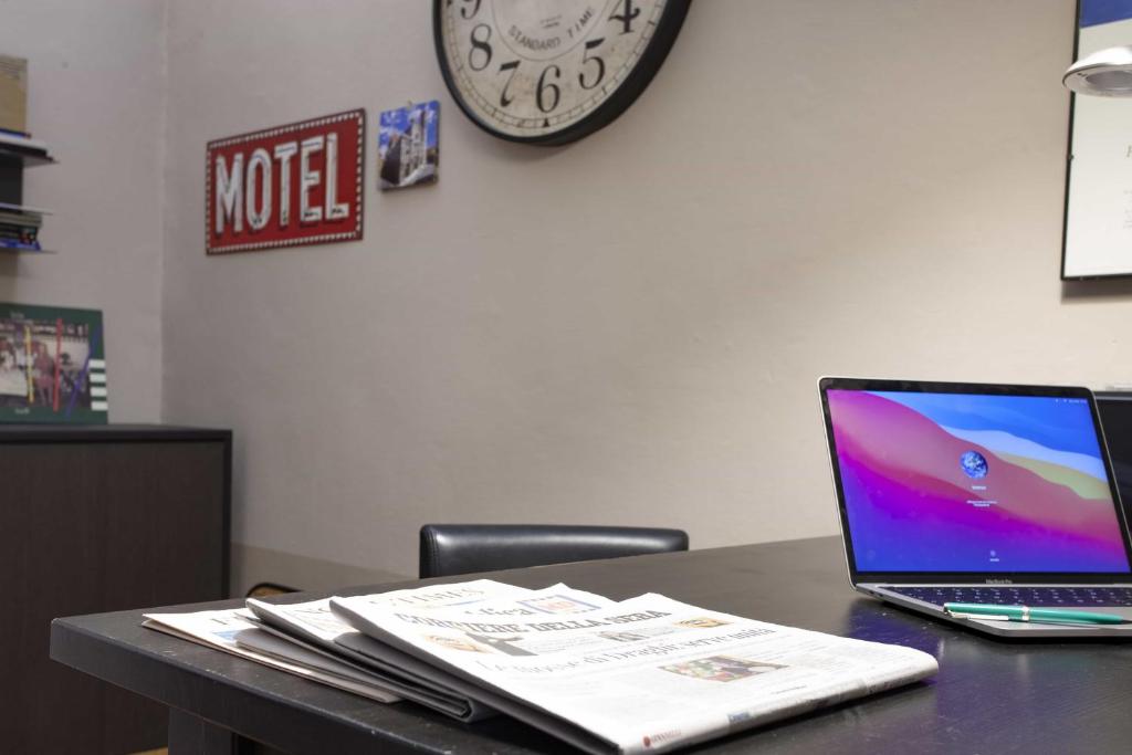 A television and/or entertainment centre at B&B Prestigia Rooms