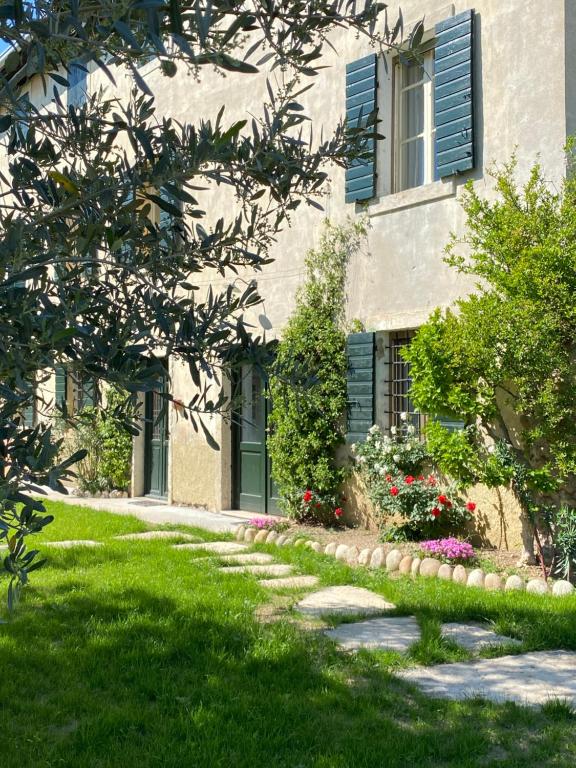 a house with a walkway in front of a building at Casa Ricamadora in San Pietro in Cariano