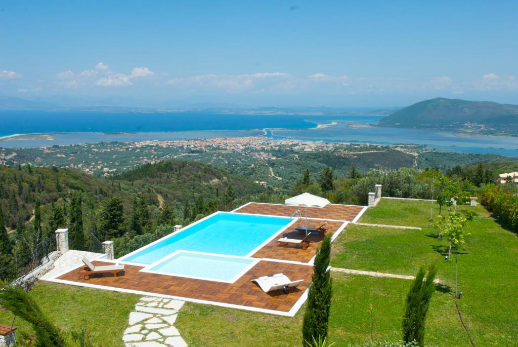 ein Bild einer Villa mit einem Pool in der Unterkunft Anemones Villas by Omikron Selections in Spanokhórion