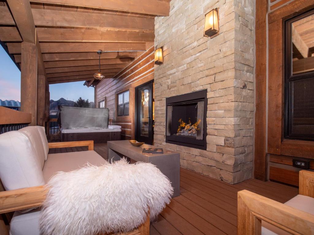 ein Wohnzimmer mit einem Kamin und einem Sofa in der Unterkunft Rocky Mountain Escape - Steps to Lake Estes, Jacuzzi, Close to Downtown Estes in Estes Park