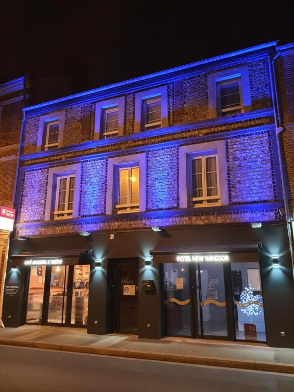 un edificio con luces azules en el lateral. en New Windsor, en Étretat