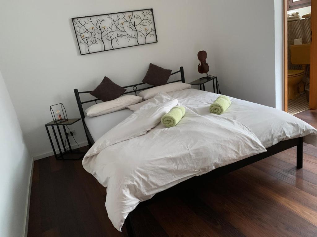 białe łóżko z dwoma poduszkami w obiekcie Ferienwohnung am Franziskaner Tor w mieście Überlingen