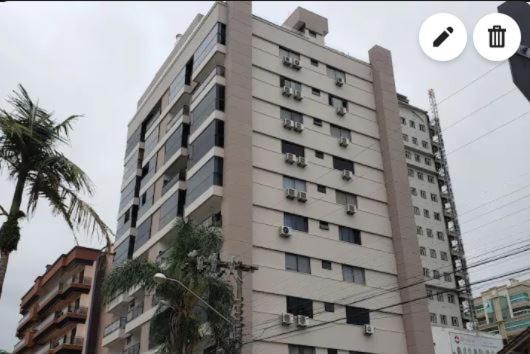 Apto 3 qtos Meia Praia/sc