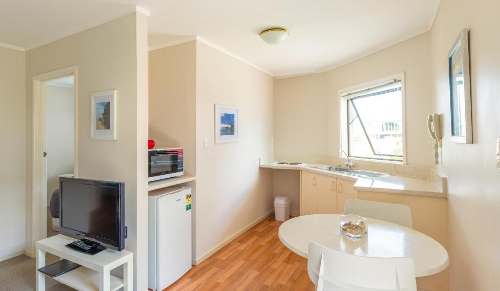 TV a/nebo společenská místnost v ubytování Snells Beach Motel