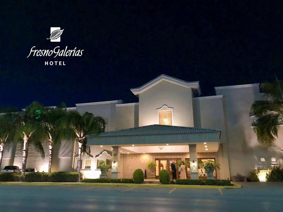 una representación de la parte delantera de un hotel por la noche en Fresno Galerias en Torreón