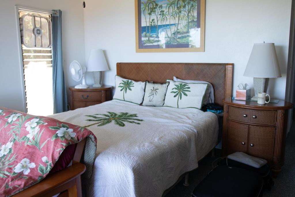 1 dormitorio con 1 cama, 2 mesas y una ventana en Kona Hawaii Guest House a Unique Hawaii Experience, en Kailua-Kona