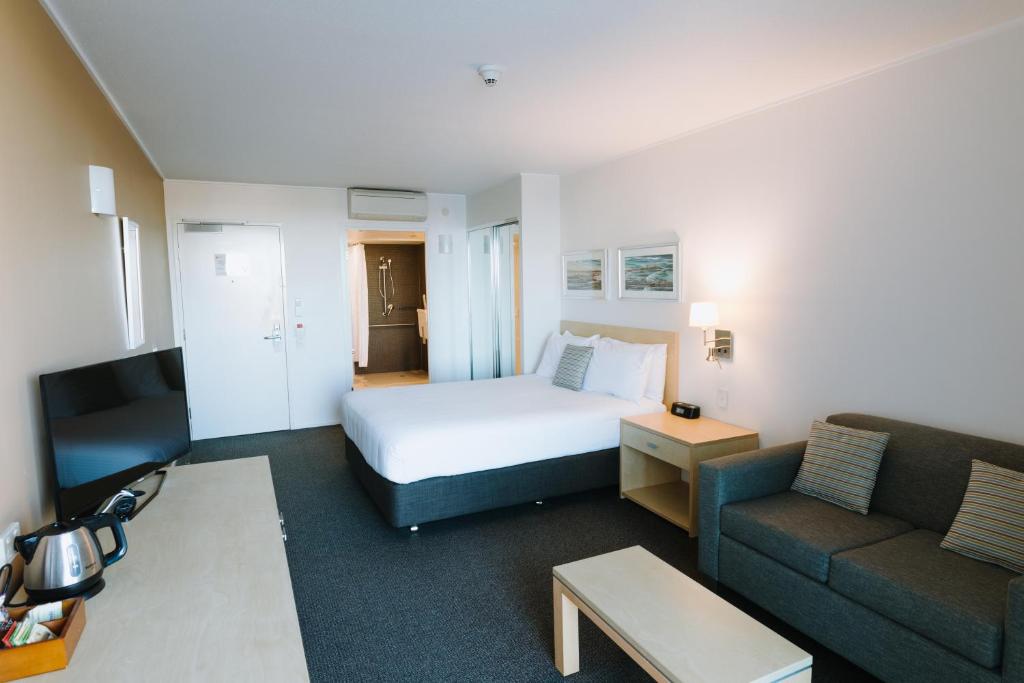 Postel nebo postele na pokoji v ubytování Ramada Hotel & Suites by Wyndham Ballina Byron