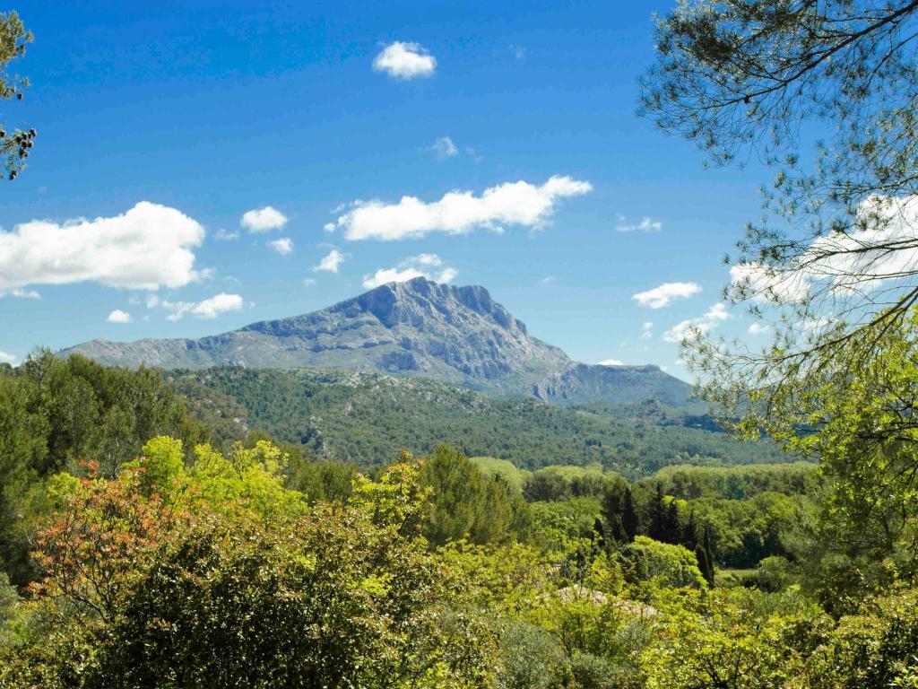 vistas a una montaña a lo lejos en hotelF1 Aix En Provence Sainte Victoire, en Meyreuil