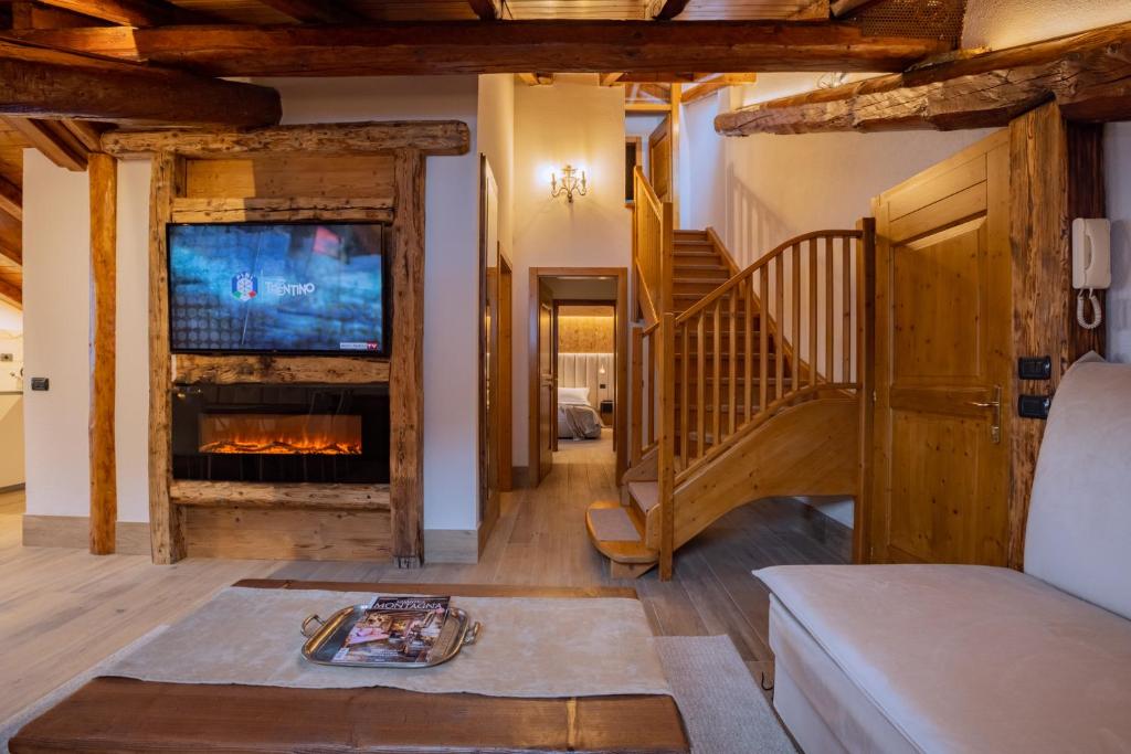 a living room with a fireplace and a tv at Residenza Marconi in Pinzolo