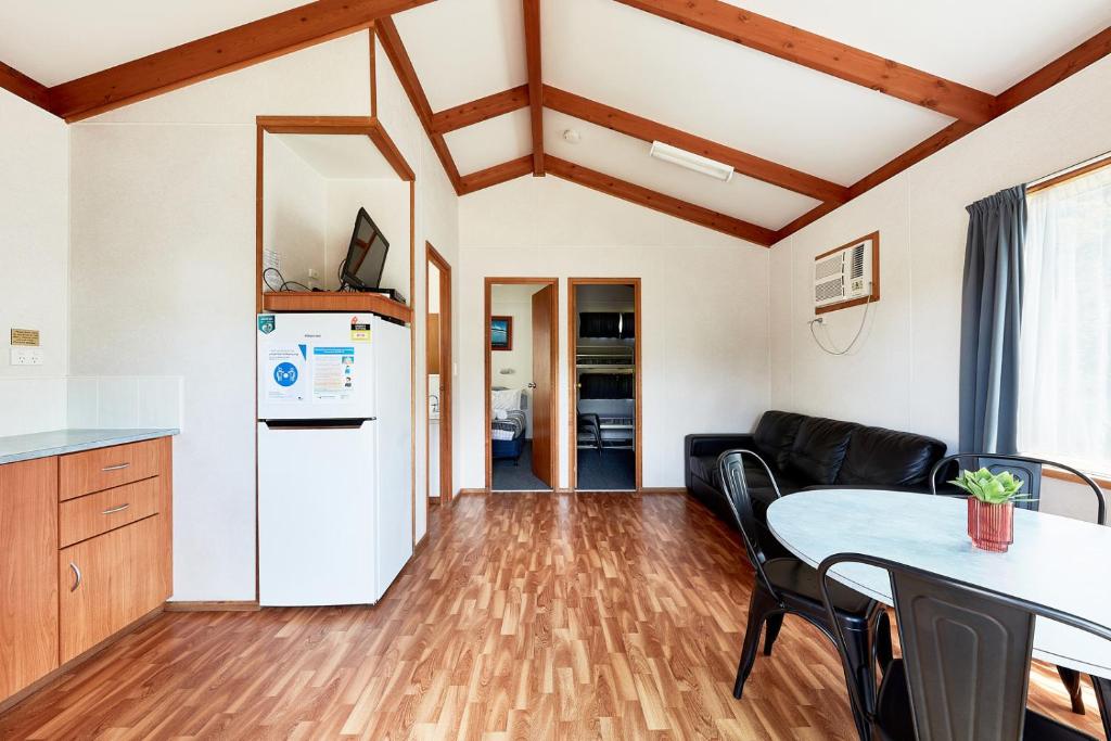 Kuchyň nebo kuchyňský kout v ubytování Kennett River Family Caravan Park