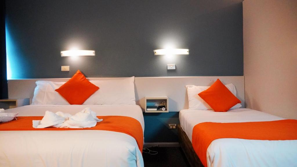 Postel nebo postele na pokoji v ubytování Waterfront Lodge Motel