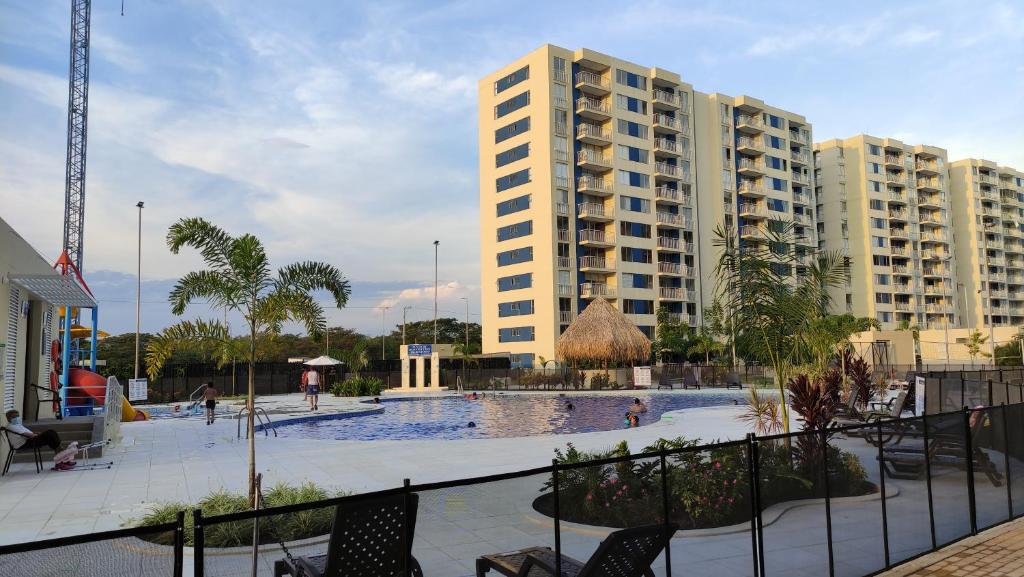 una gran piscina en un complejo con edificios en APARTAMENTO VACACIONAL EN RICAURTE - PUERTO AZUL en Ricaurte